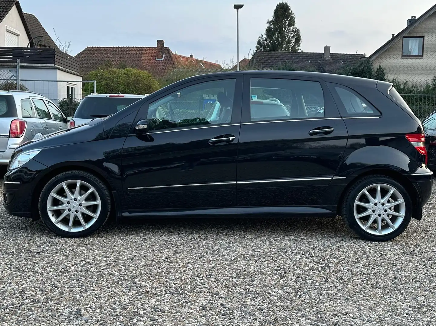 Mercedes-Benz B 200 CDI 1Hand Scheckheft SHZ PDC Leder S.Dach 6-Gang Schwarz - 2