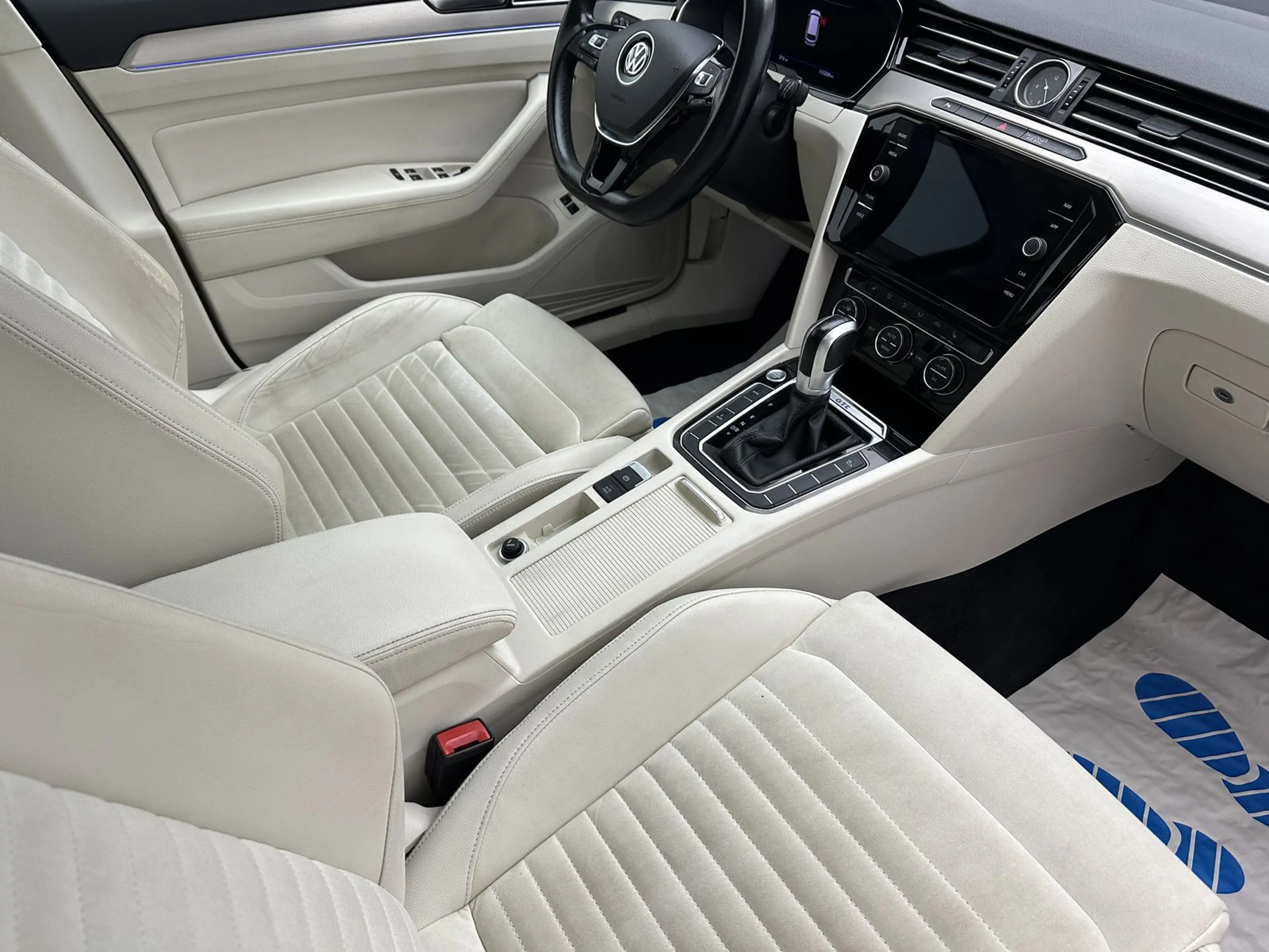 Volkswagen Passat GTE "PANO-NAVI-CAM-SITZH-ACC-DIG COCKPIT" — photo 11