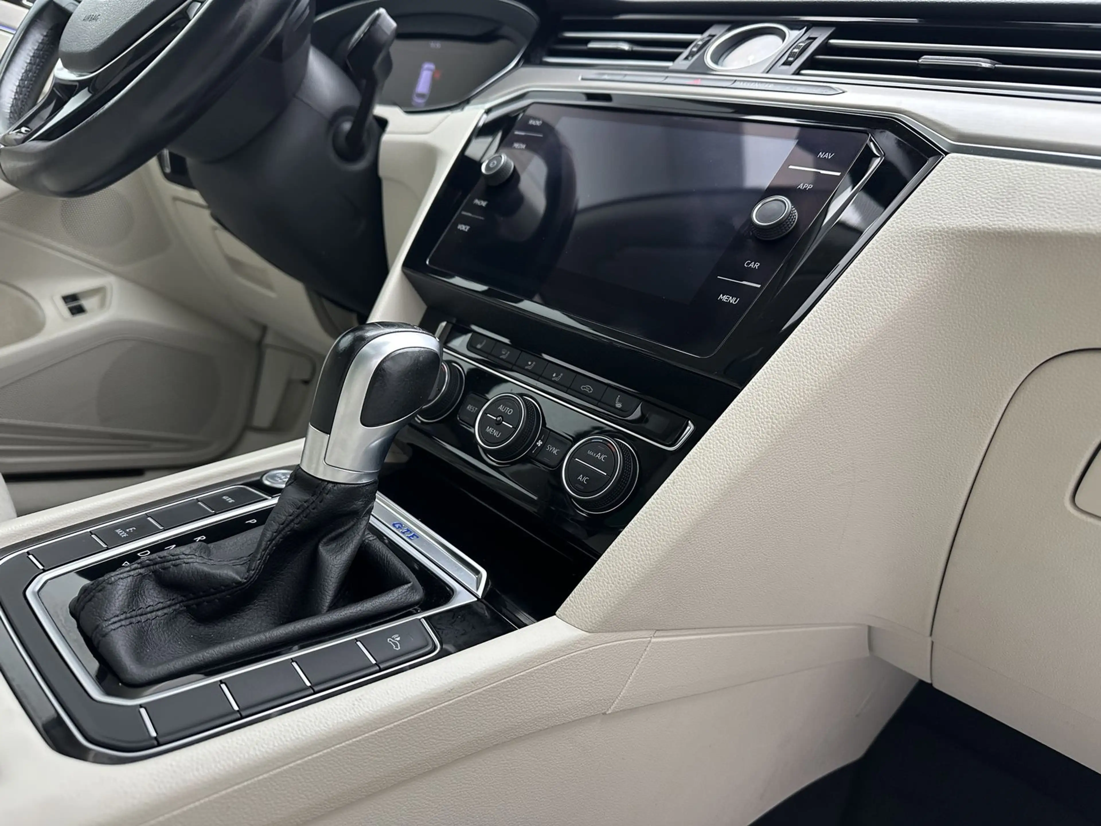 Volkswagen Passat GTE "PANO-NAVI-CAM-SITZH-ACC-DIG COCKPIT" — photo 10