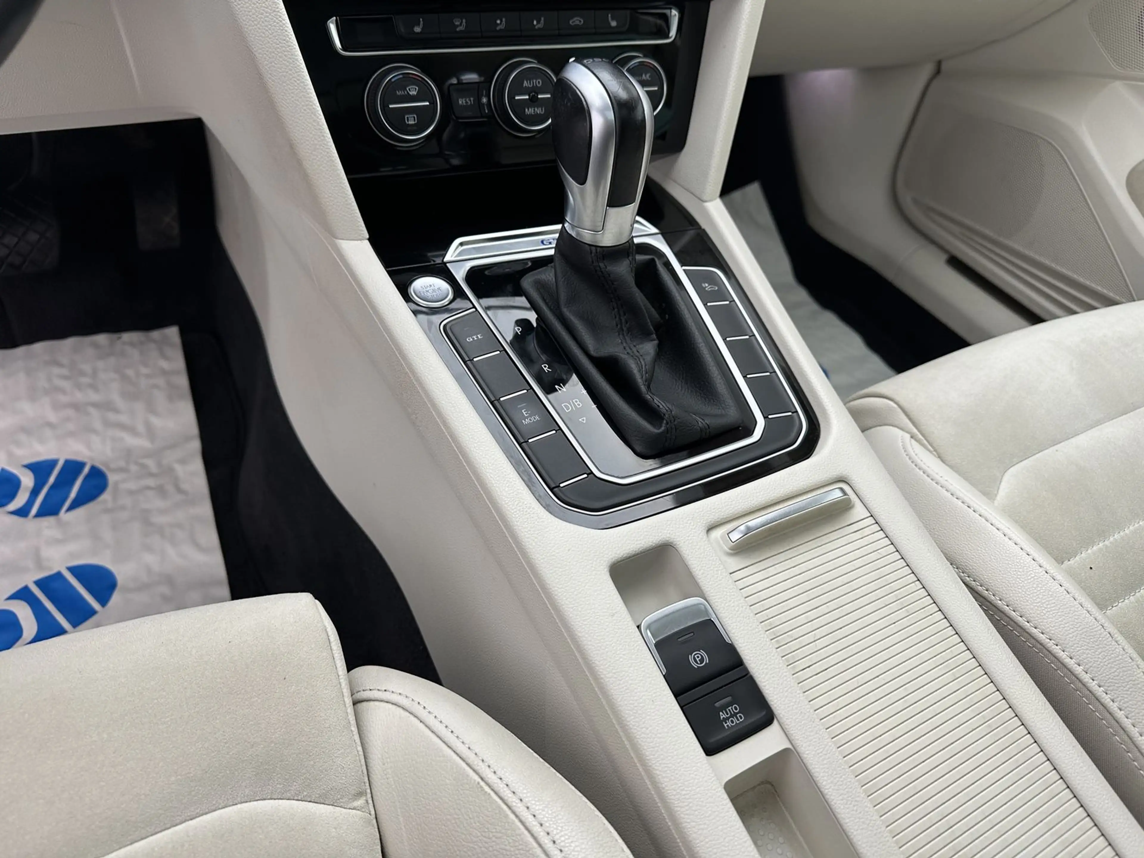 Volkswagen Passat GTE "PANO-NAVI-CAM-SITZH-ACC-DIG COCKPIT" — photo 14