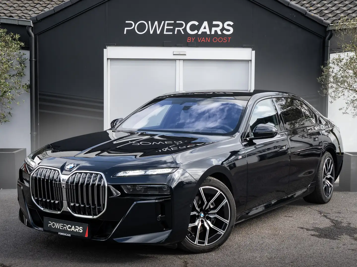 BMW 740 d xDrive | M Sport | HUD | PANO | Massage | B&W Schwarz - 1