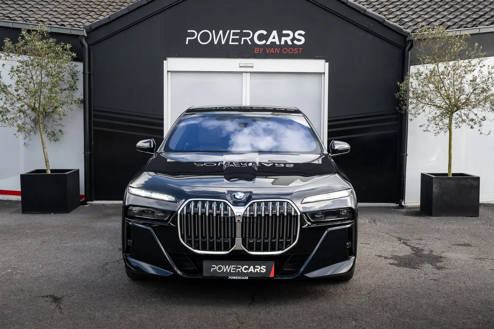 BMW 740 d xDrive | M Sport | HUD | PANO | Massage | B&W Schwarz - 2