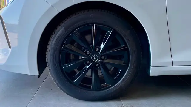 Opel Astra view 5