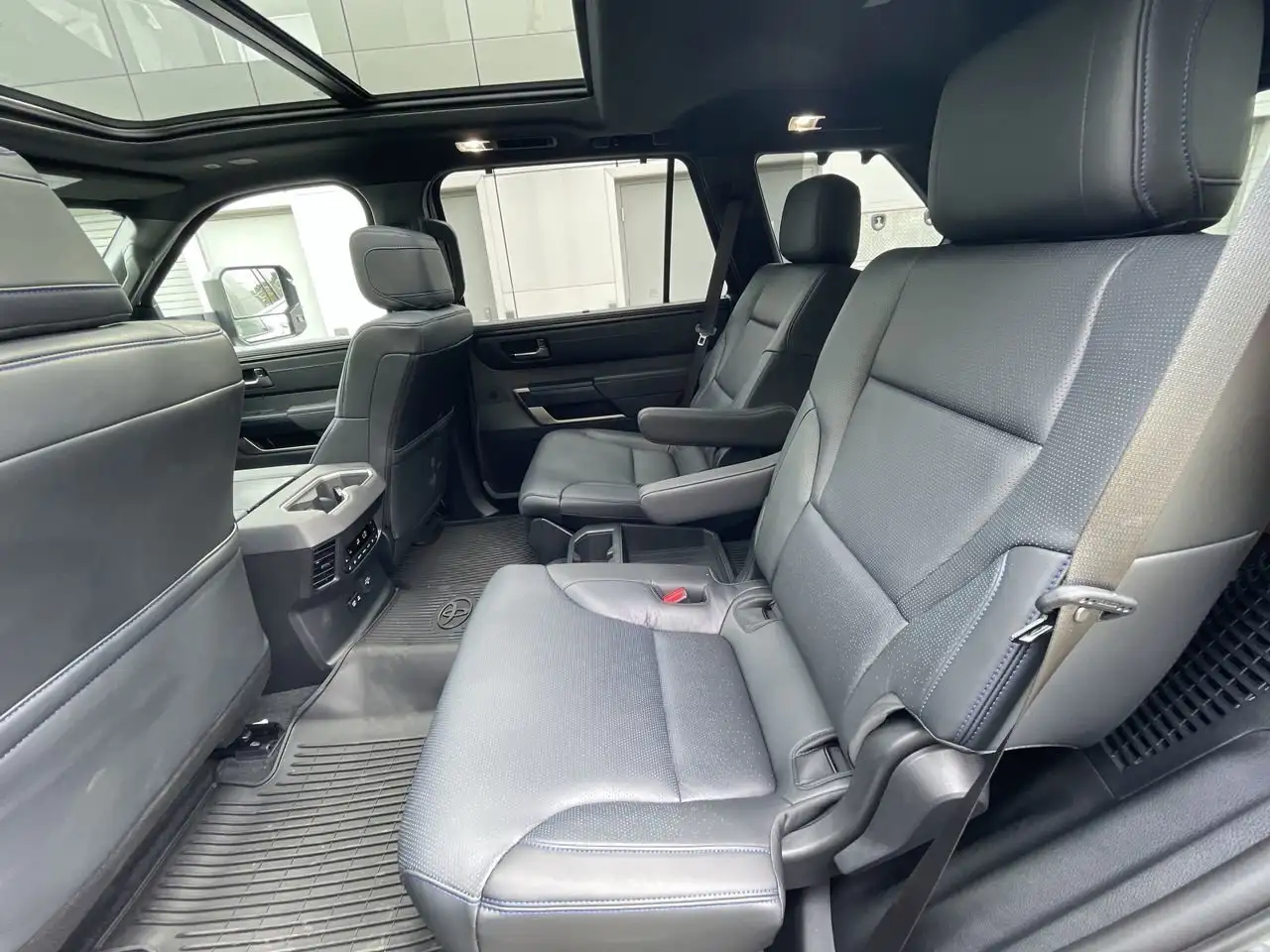 Toyota Sequoia photo Toyota Sequoia