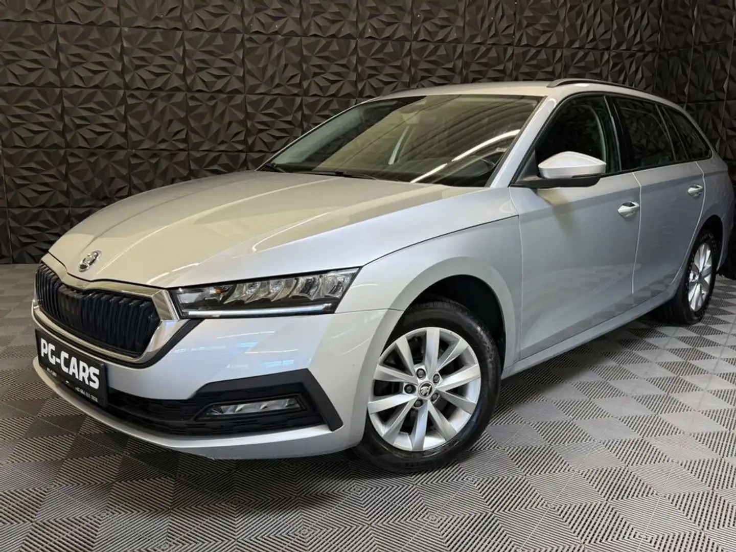 Skoda Octavia Combi 2,0 TDI Ambition DSG 4x4 Silber - 1