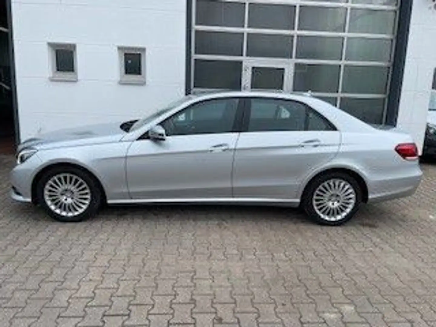 Mercedes-Benz E 250 CGI Autom. Elegance LED/Navi/SHZ/Facelift Srebrny - 2