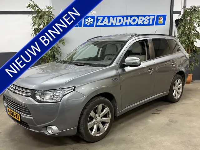 Mitsubishi Outlander 2.0 PHEV instyle // Leer // Schuifdak // Xenon