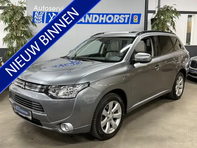 Mitsubishi Outlander 2.0 PHEV instyle // Leer // Schuifdak // Xenon