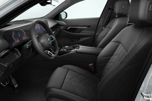 BMW 5 Series view 4