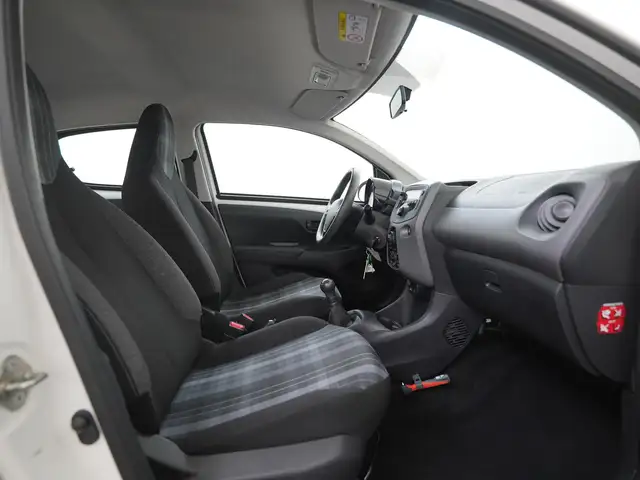 Peugeot 108 view 3