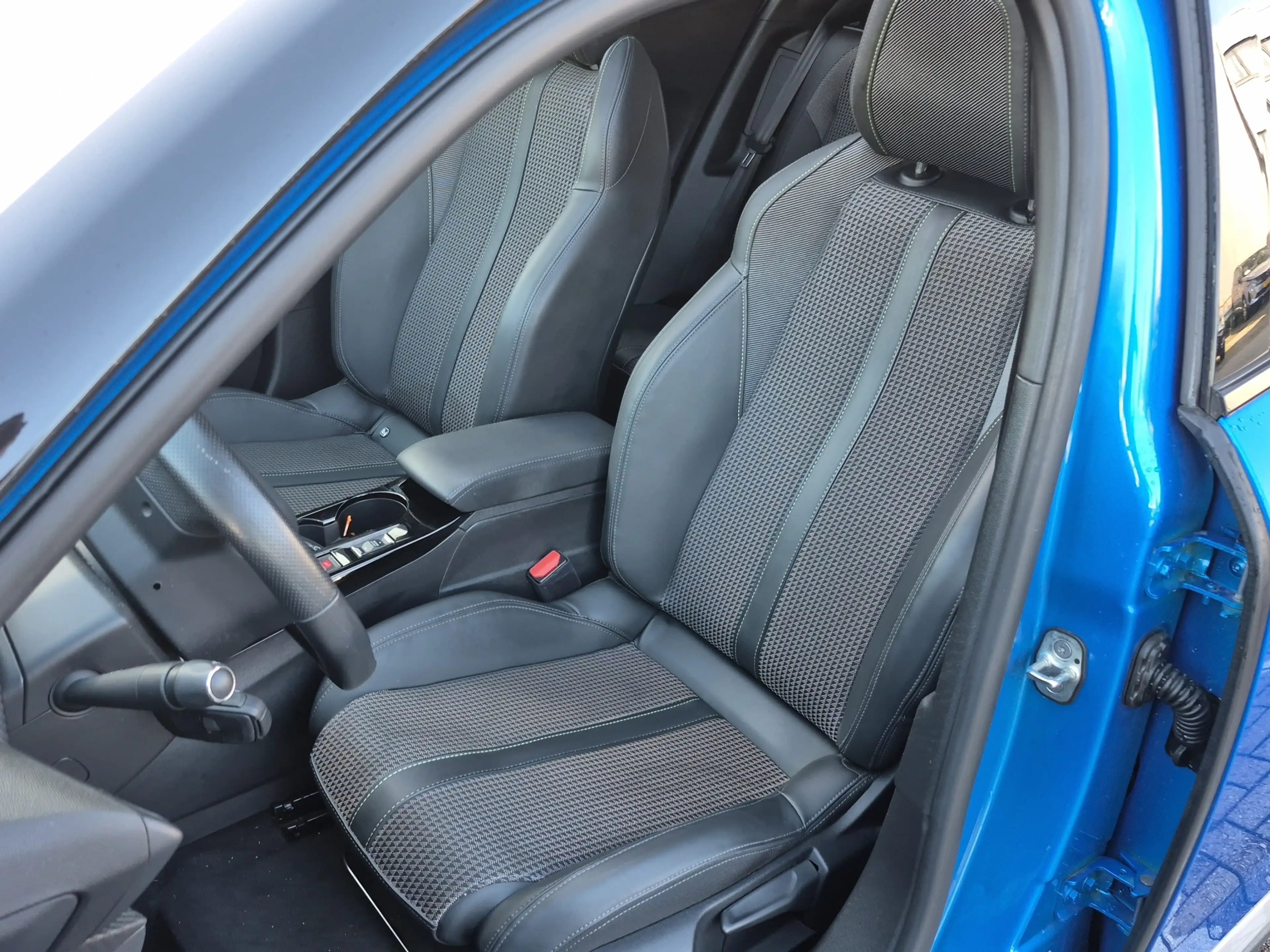 Peugeot e-2008 EV GT 50 kWh 95,7% Soh | Panoramadak | Trekhaak af — photo 36