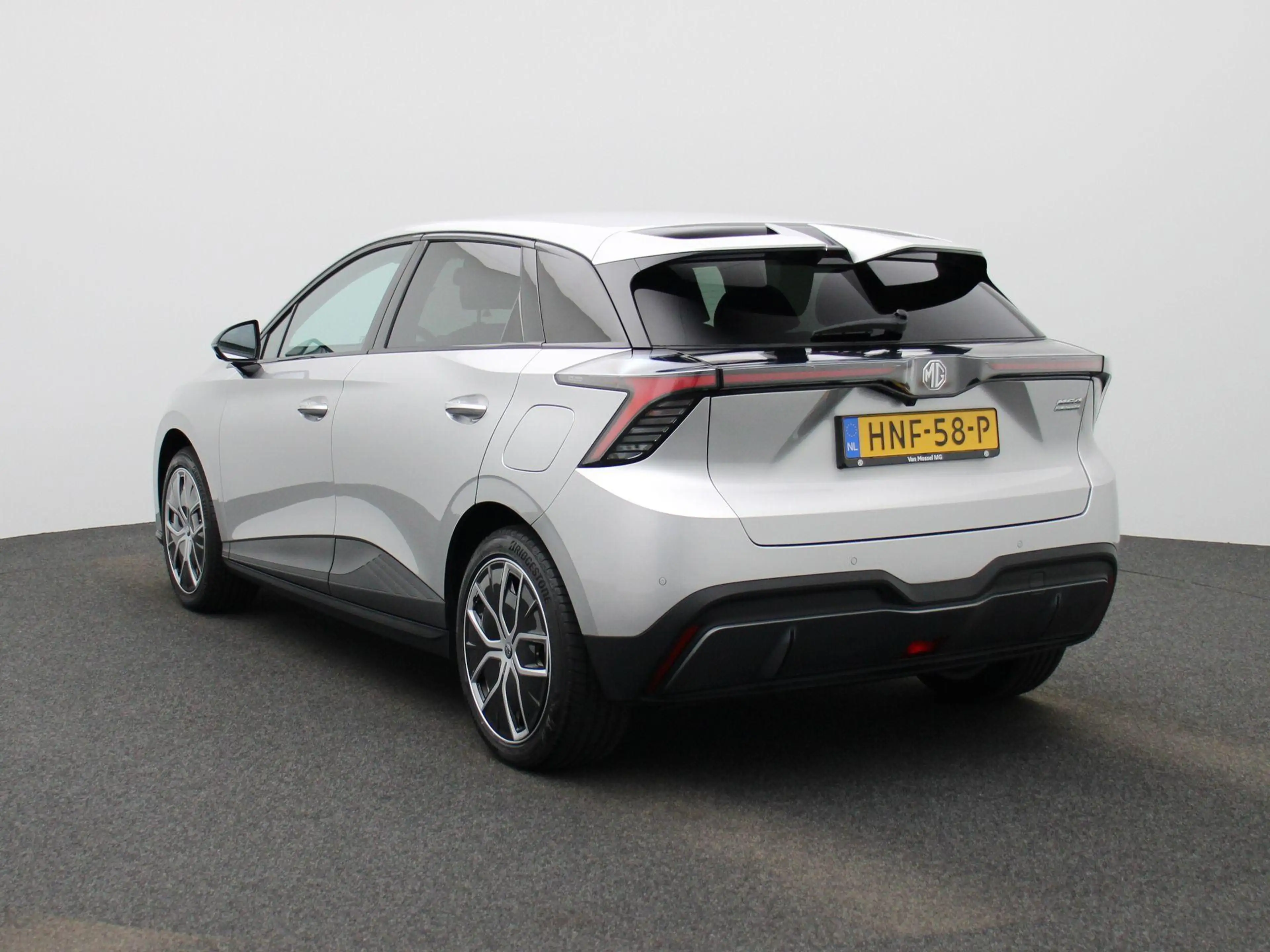 MG MG4 Electric Luxury 64 kWh — photo 2