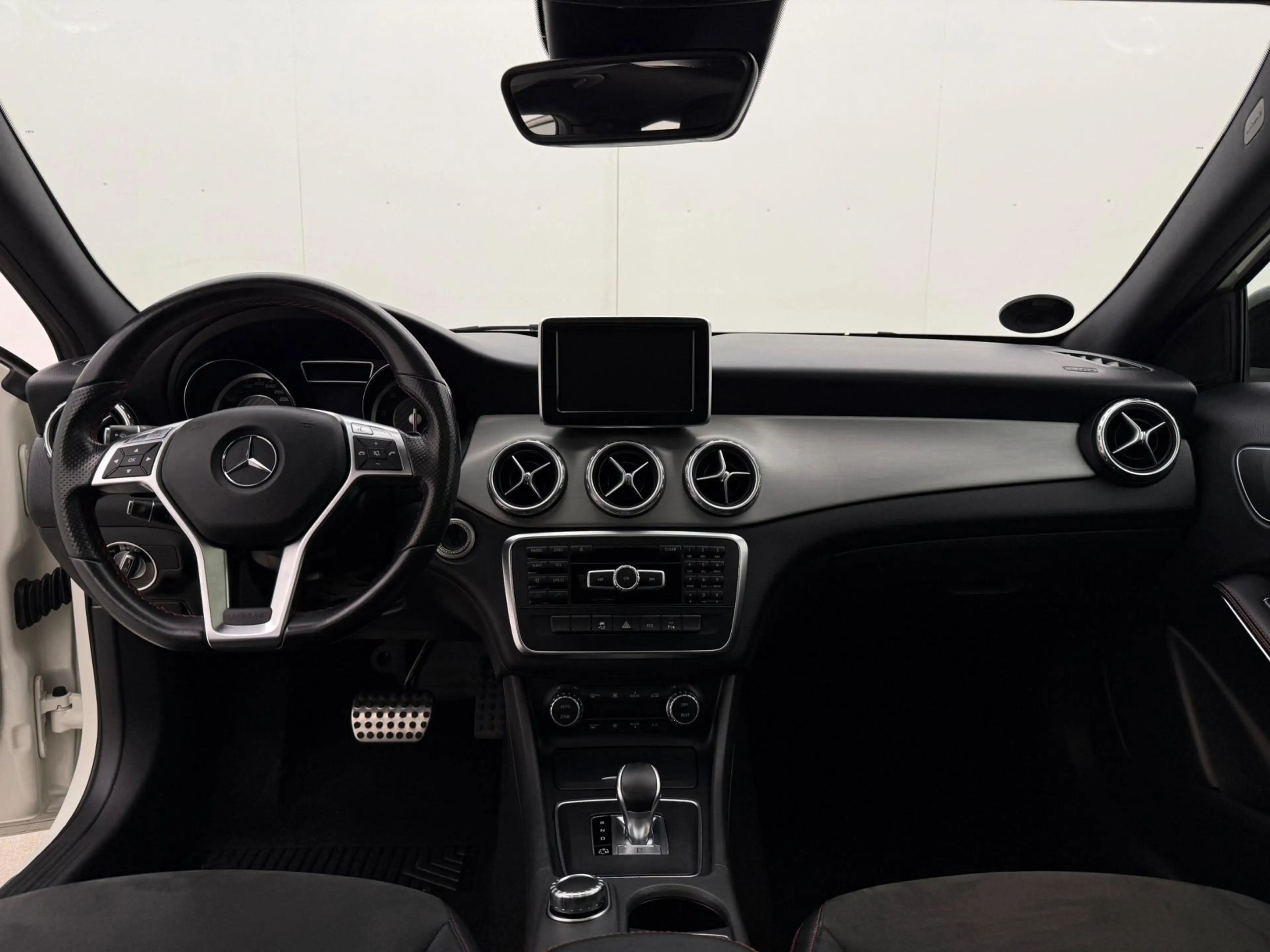Mercedes-Benz GLA 45 AMG 4MATIC | Pano | Camera | 20 inch | — photo 12
