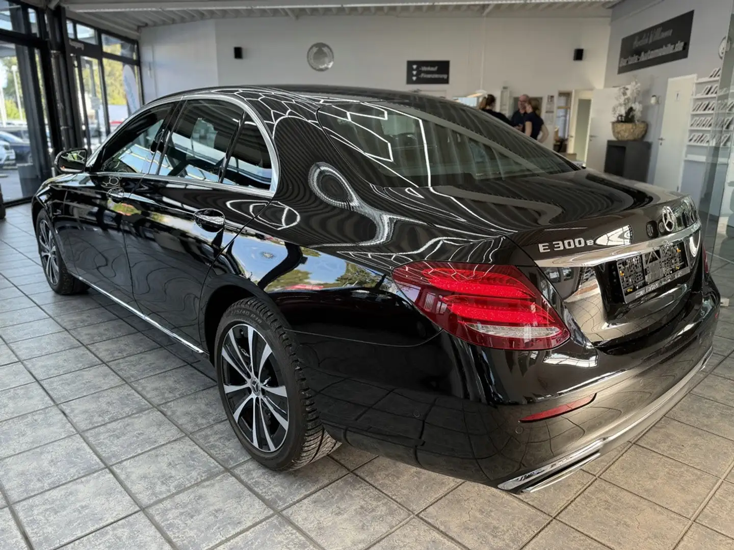 Mercedes-Benz E 300 e Avantgarde, LED, 360°, 9G-Tronic, Leder Schwarz - 2
