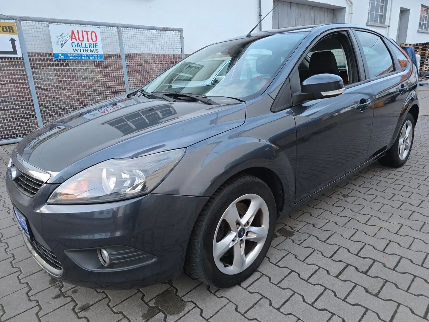Ford Focus Lim. Style + 1.Hand TÜV neu Gris - 1