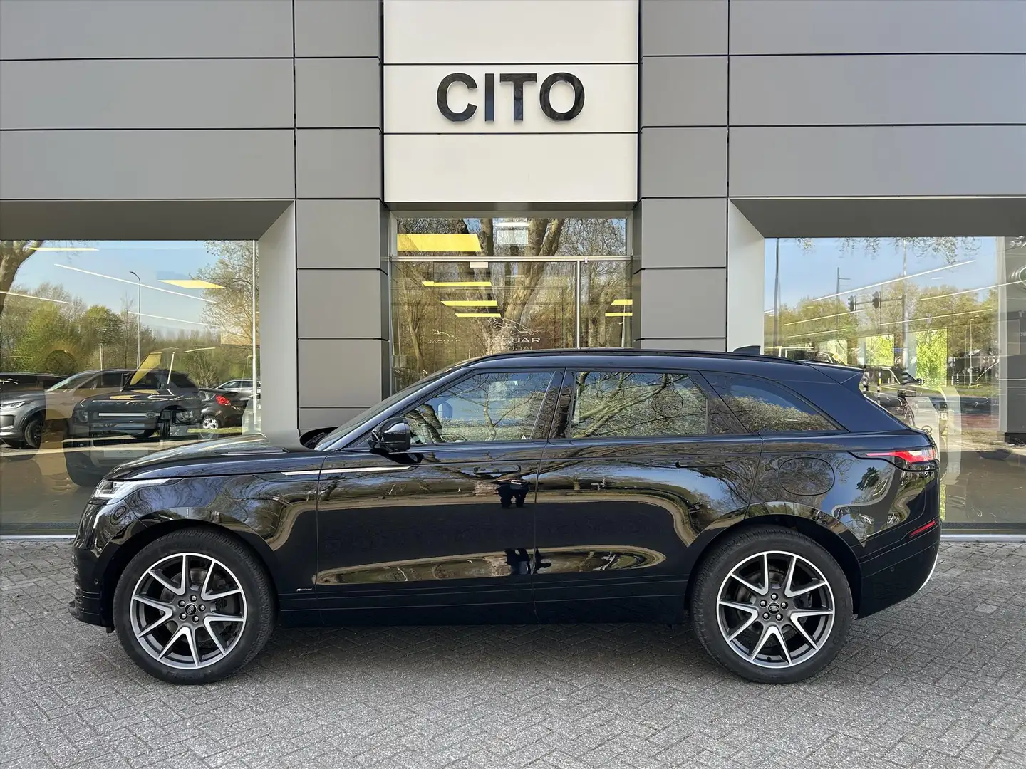 Land Rover Range Rover Velar P400e AWD AUT R-Dynamic HSE Zwart - 2