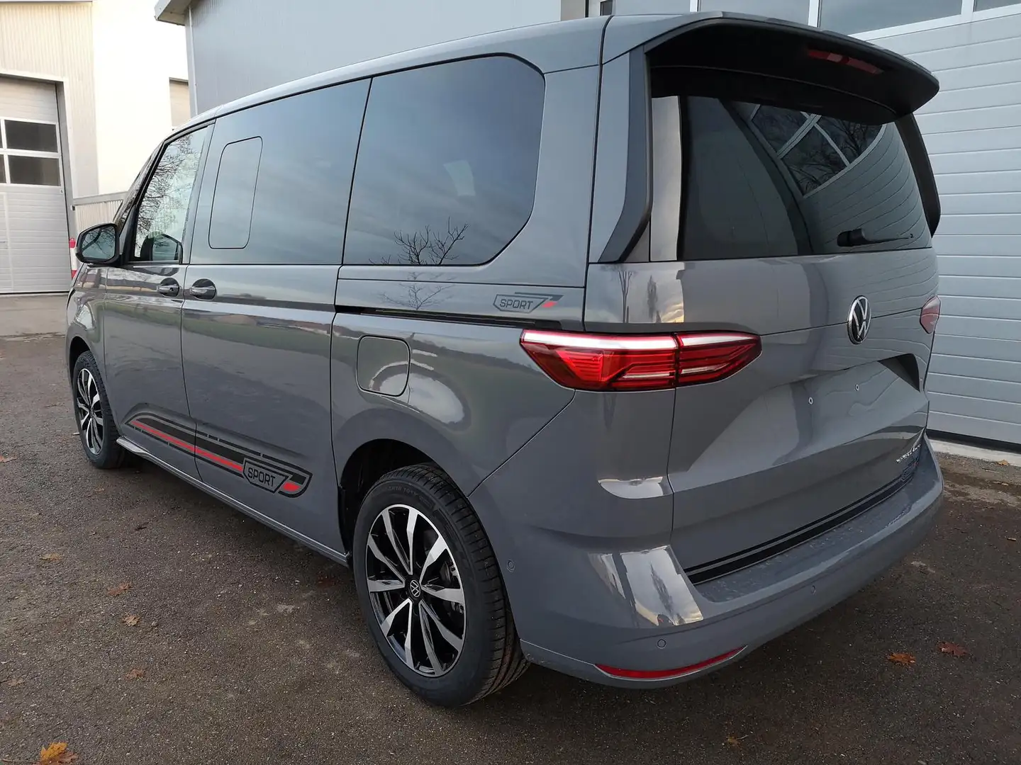 Volkswagen T7 Multivan Sport Edition 1,5eHybrid DSG 4Motion Premium KÜ... Grau - 2