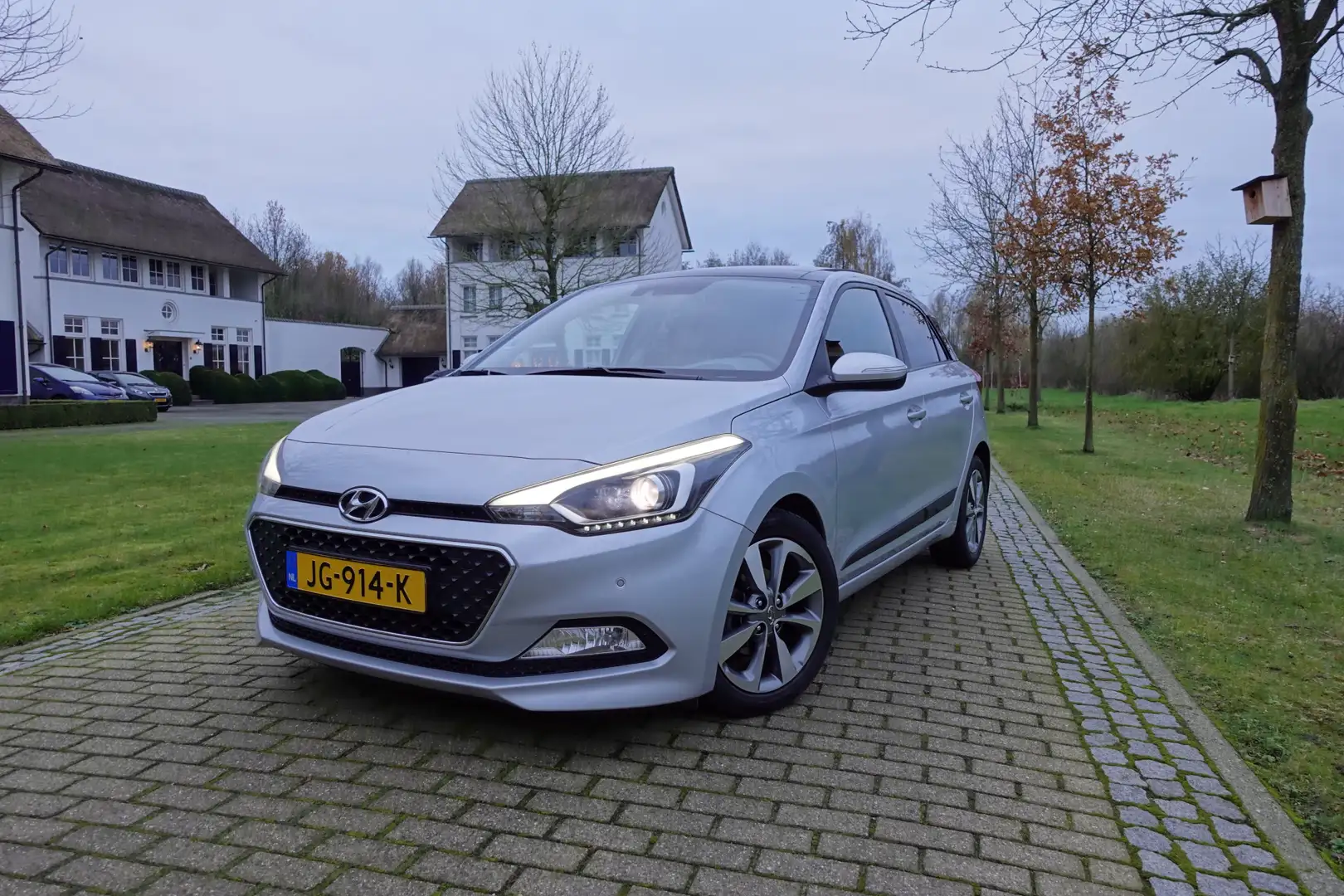 Hyundai i20 1.2 HP i-Motion Premium | Pano | Cruise Control | Gris - 1