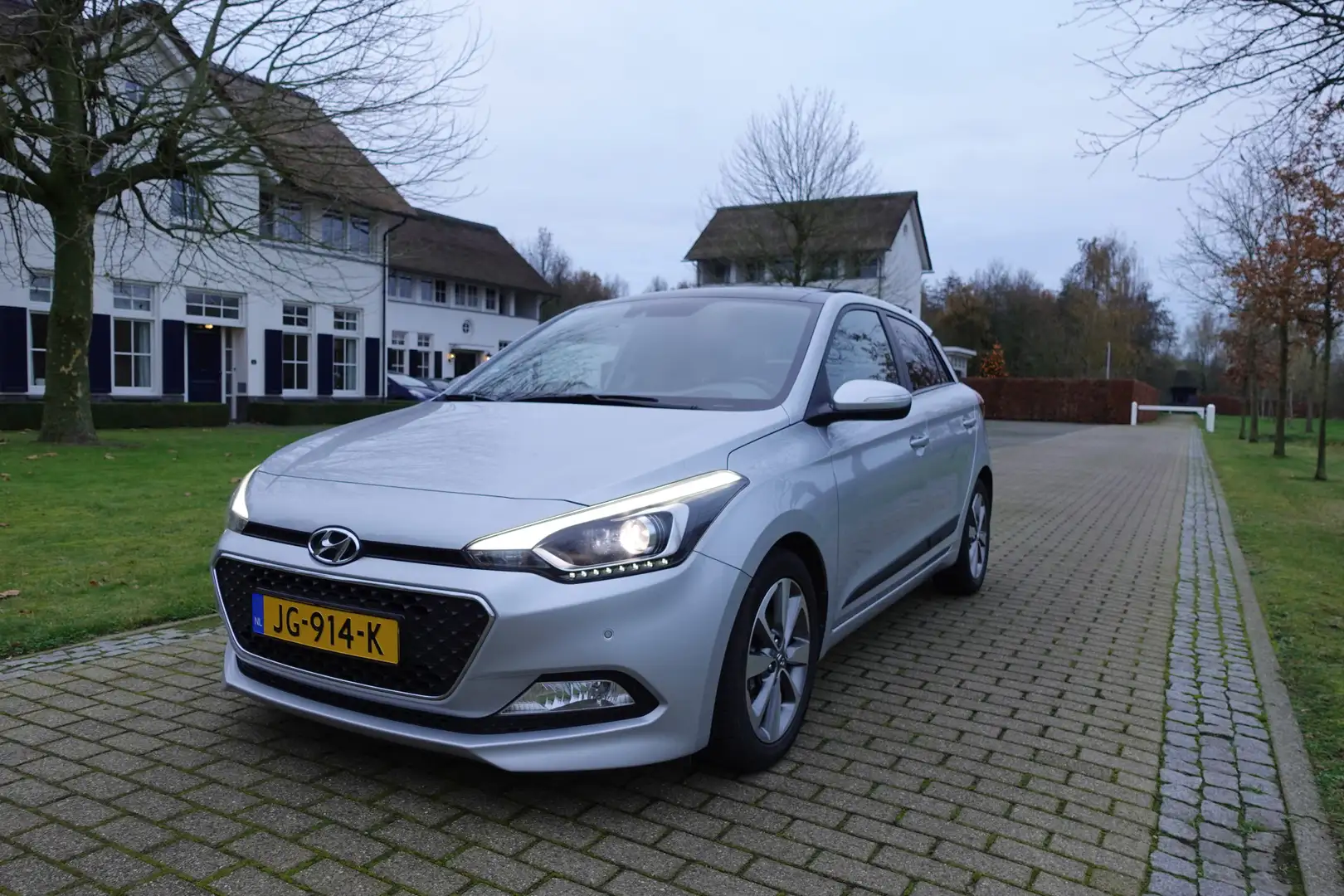 Hyundai i20 1.2 HP i-Motion Premium | Pano | Cruise Control | Grijs - 2