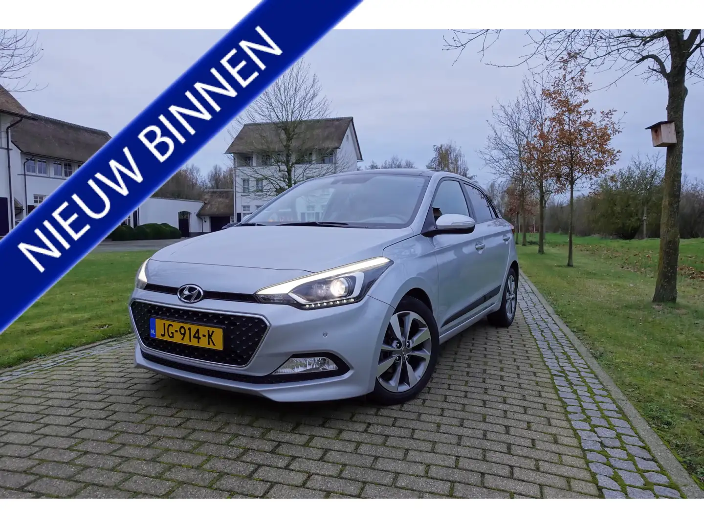 Hyundai i20 1.2 HP i-Motion Premium | Pano | Cruise Control | Grijs - 1