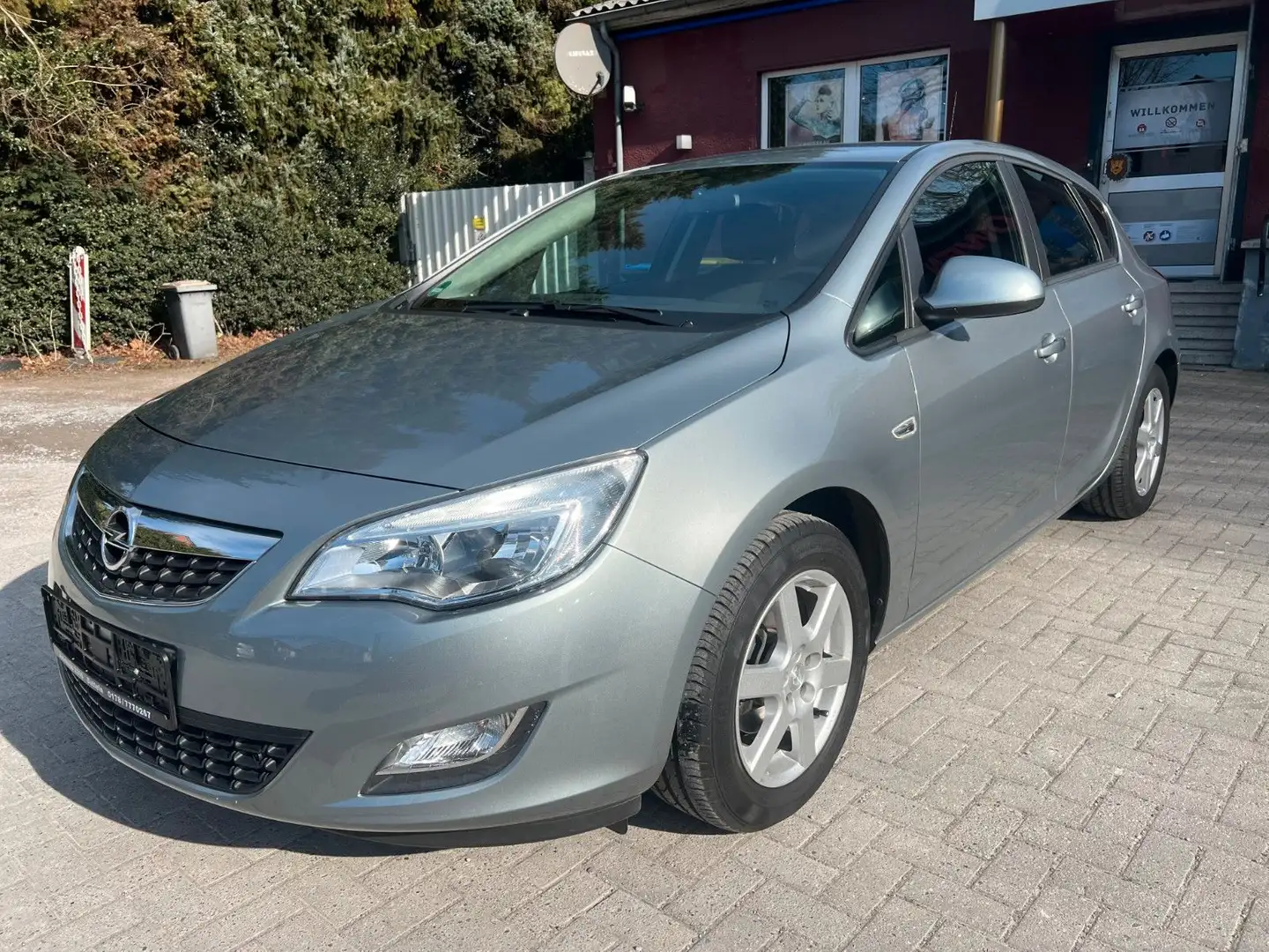 Opel Astra J Lim. 5-trg. Selection/ 1. Hand Silber - 1