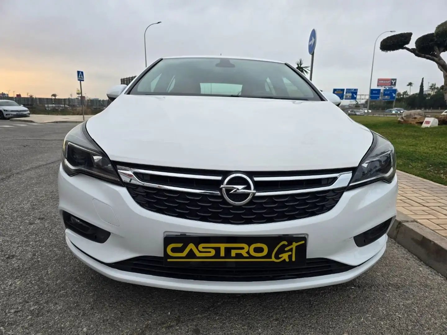 Opel Astra 1.6CDTi S/S Selective 110 Weiß - 2