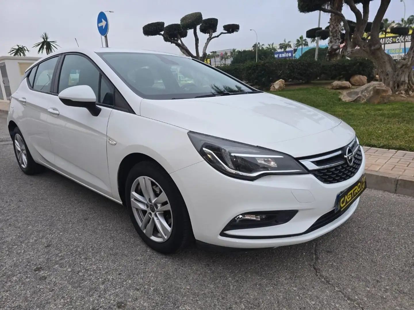 Opel Astra 1.6CDTi S/S Selective 110 Weiß - 1