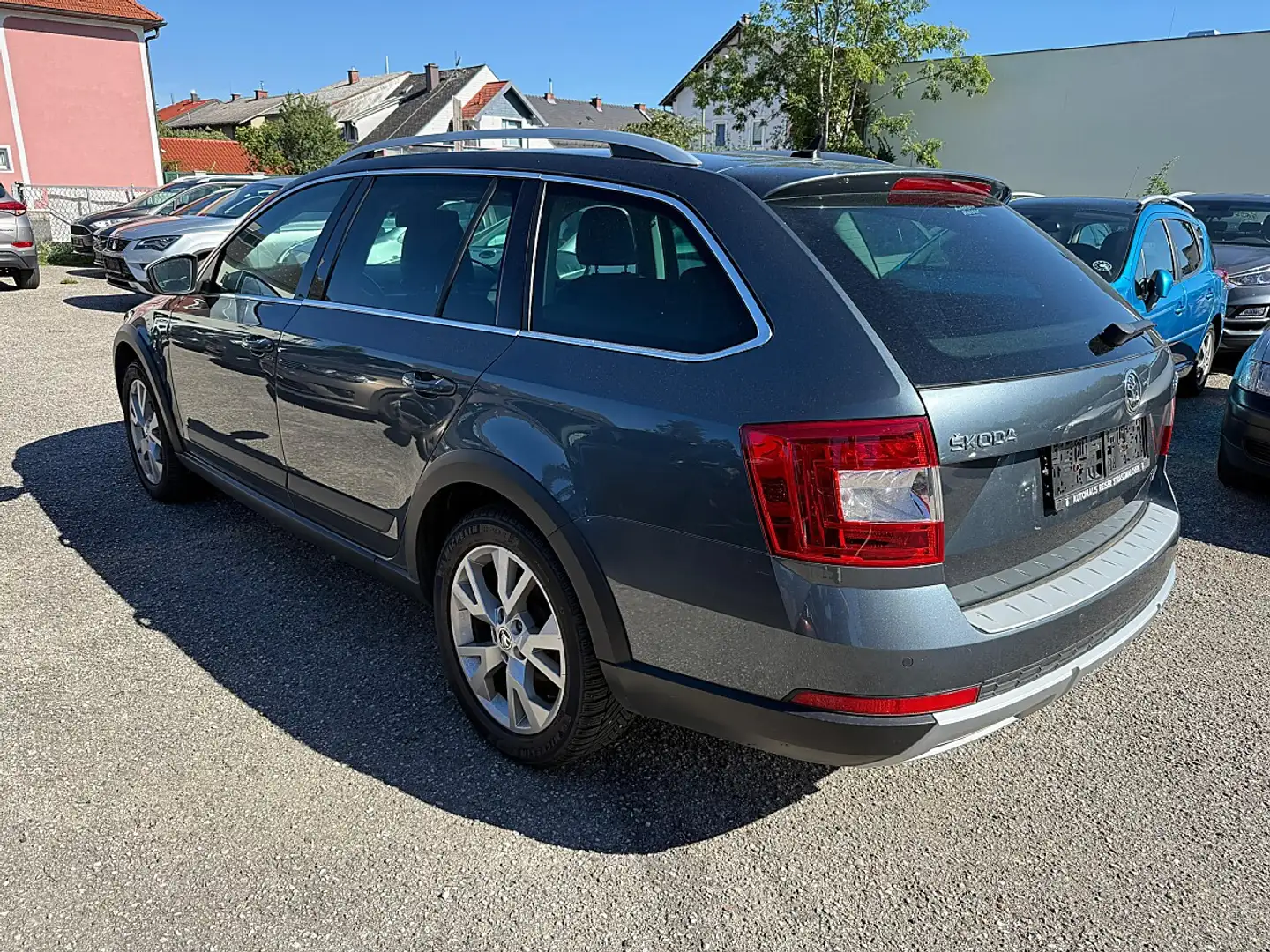 Skoda Octavia Scout 2,0 TDI 4x4 Scout DSG Grau - 2