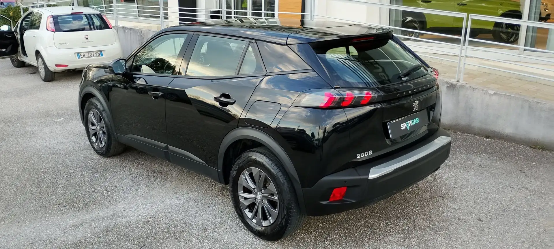 Peugeot 2008 PureTech 100 S&S Allure Zwart - 2