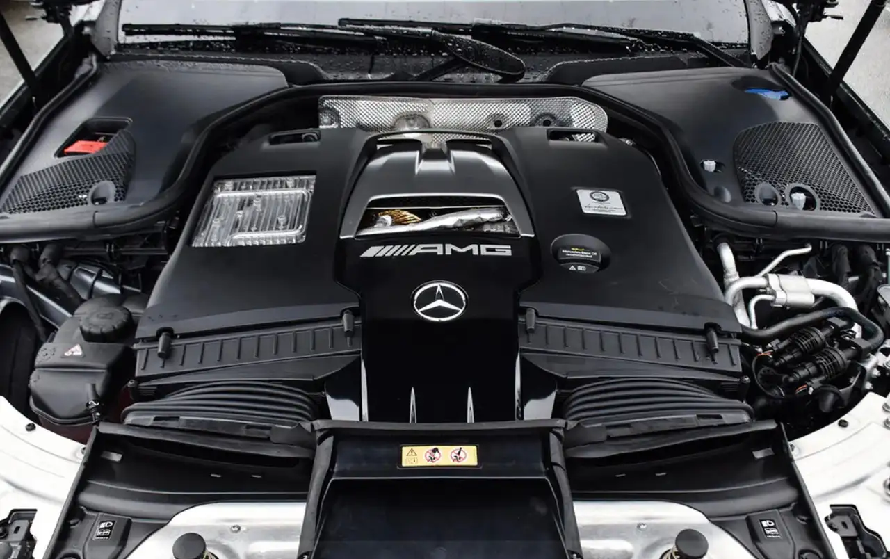 Mercedes-Benz E-Class снимка Mercedes-Benz E-Class