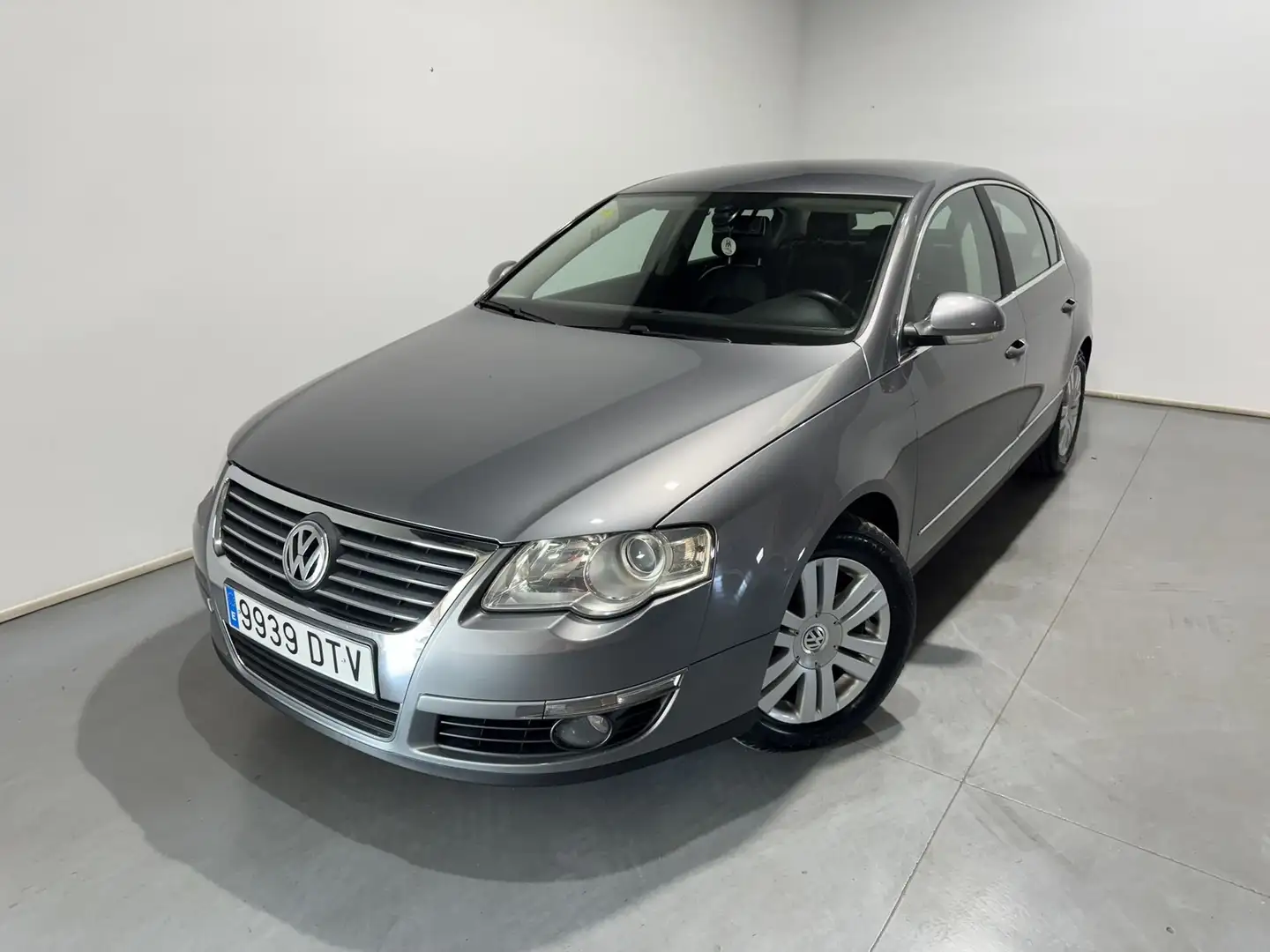 Volkswagen Passat 2.0TDI Highline Gris - 1