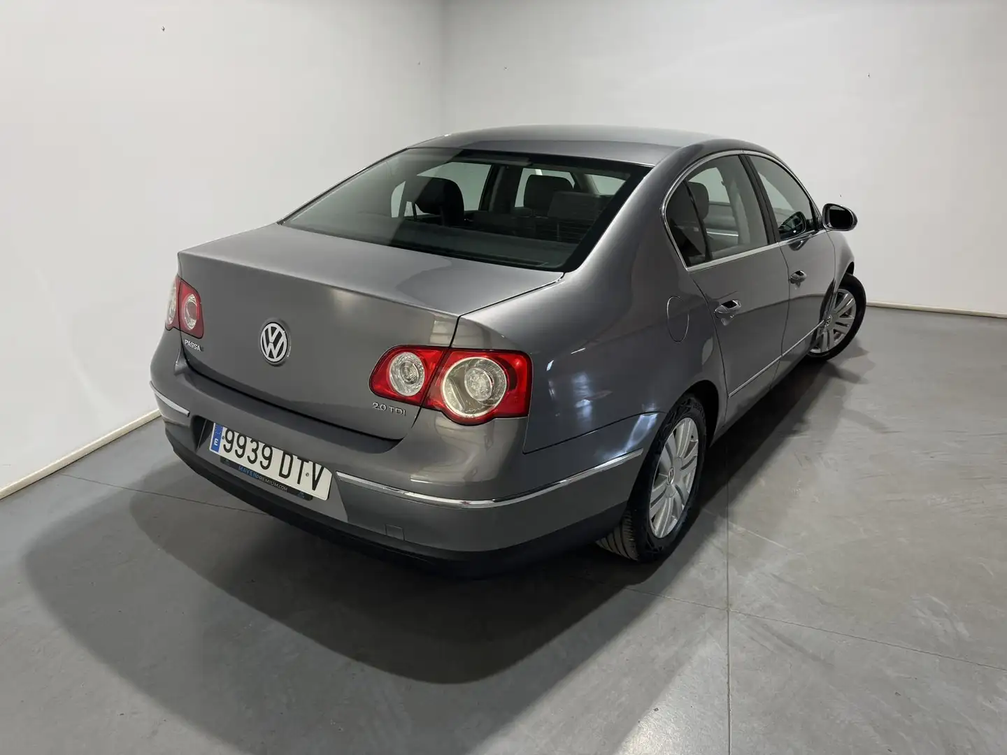 Volkswagen Passat 2.0TDI Highline Gris - 2