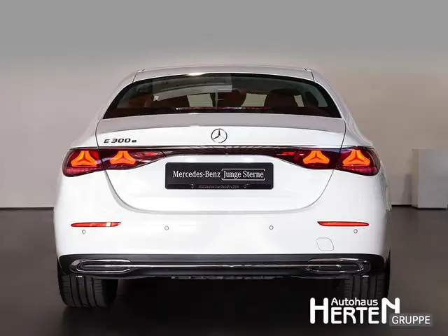 Mercedes-Benz E-Class view 4