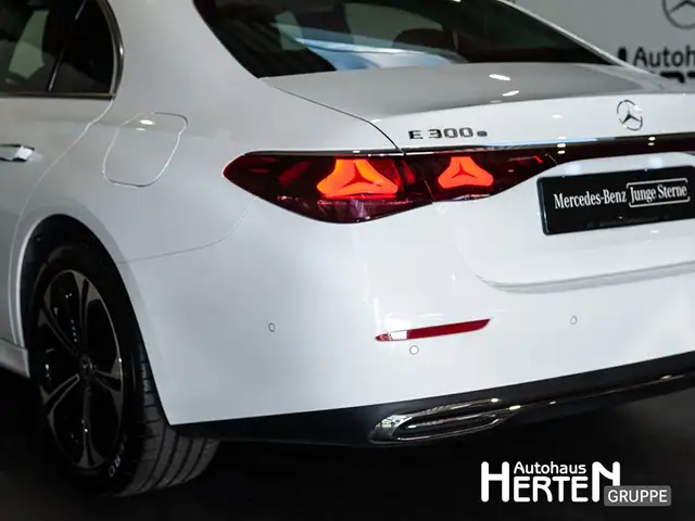 Mercedes-Benz E-Class view 14