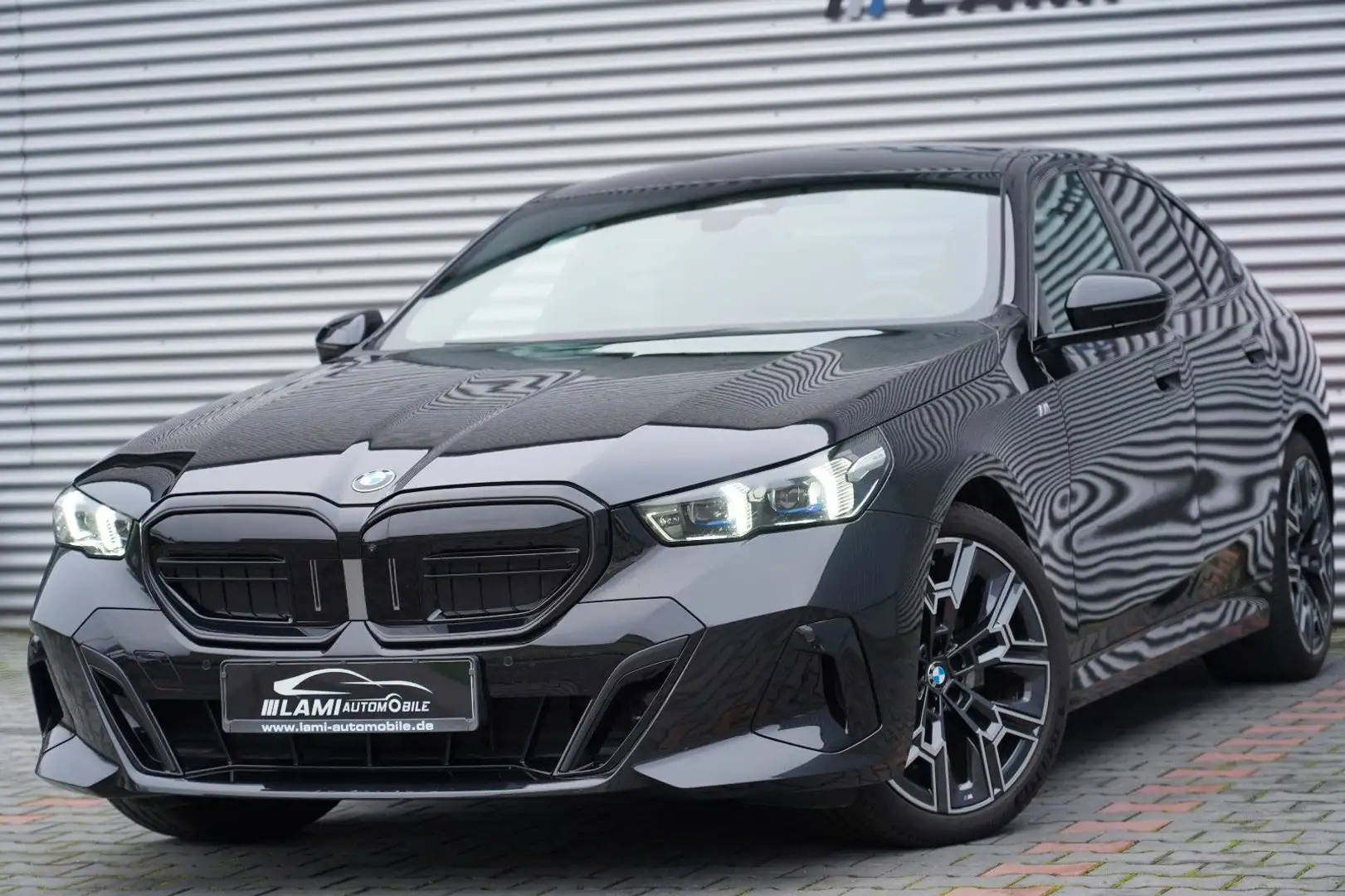 BMW 520 d M Sport PANO HEADUP H&K MEMO 360 KEY SITZLÜ Schwarz - 1