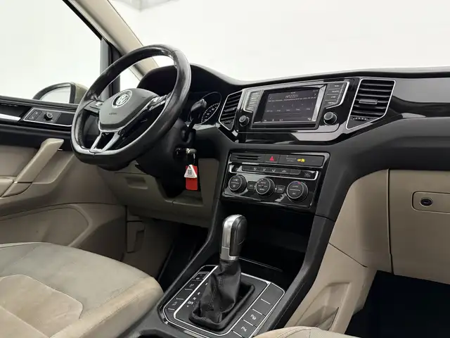Volkswagen Golf Sportsvan view 17