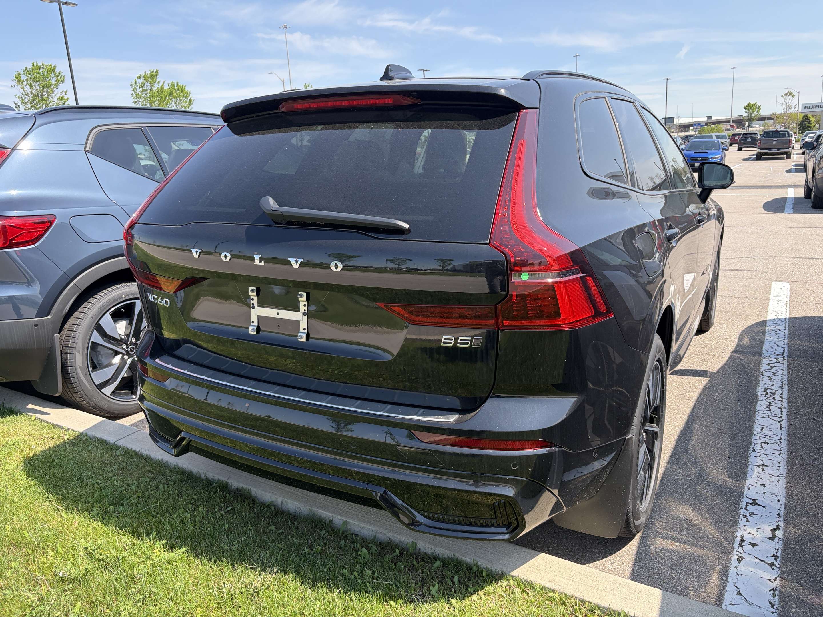 2026 Volvo XC60 B5 AWD Plus Dark Theme alt 4