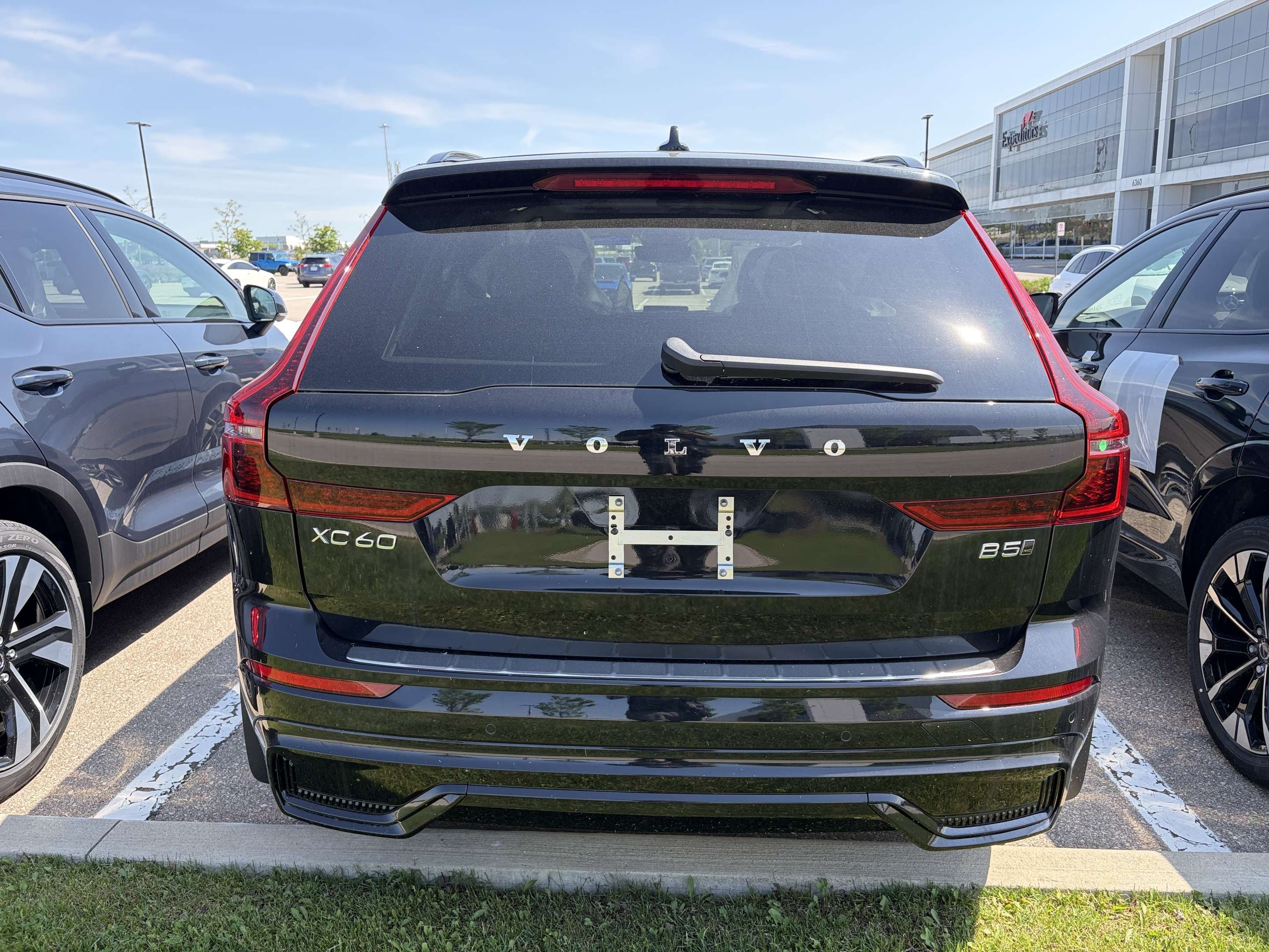 2026 Volvo XC60 B5 AWD Plus Dark Theme alt 3