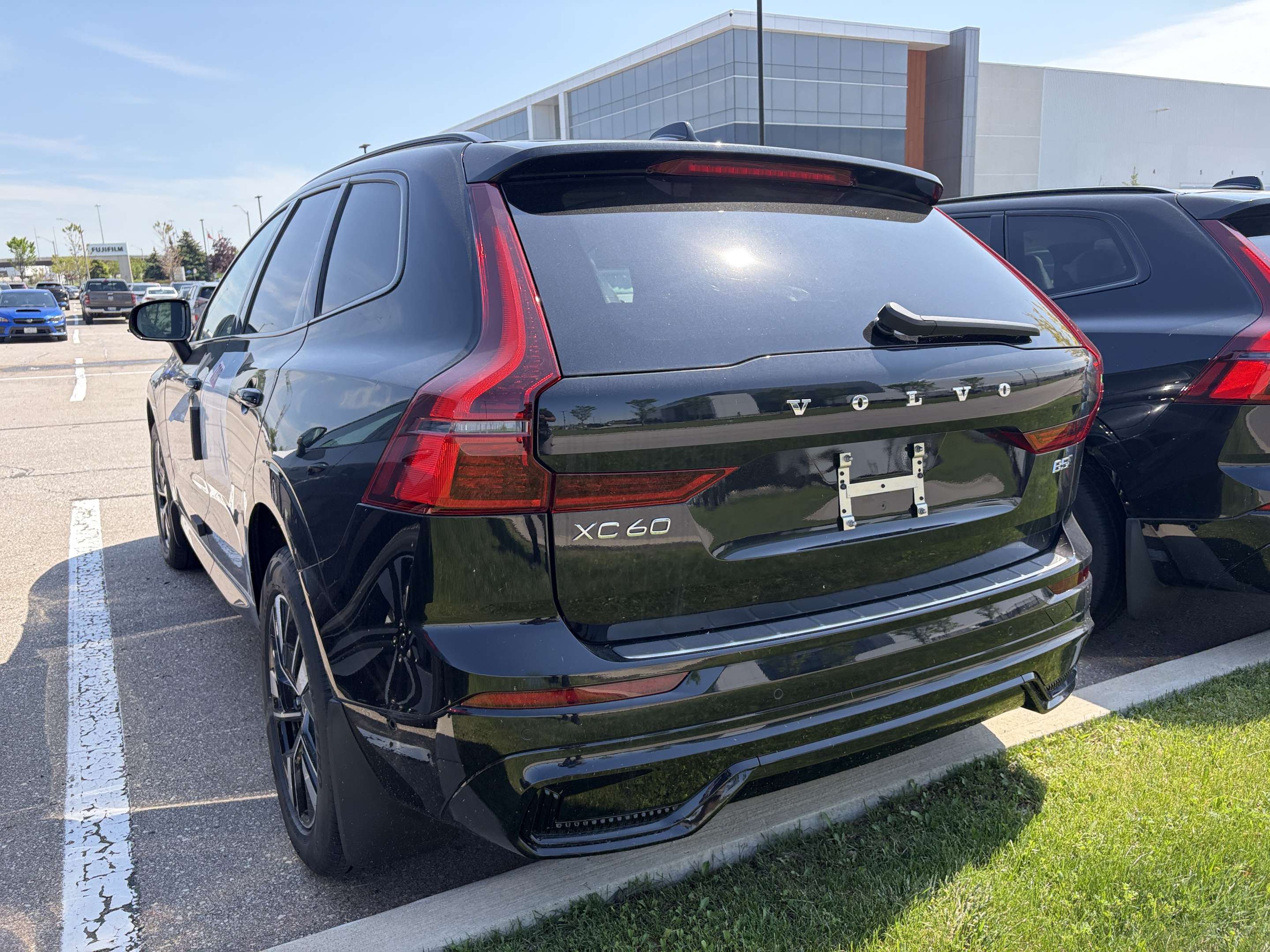 2026 Volvo XC60 B5 AWD Plus Dark Theme alt 2