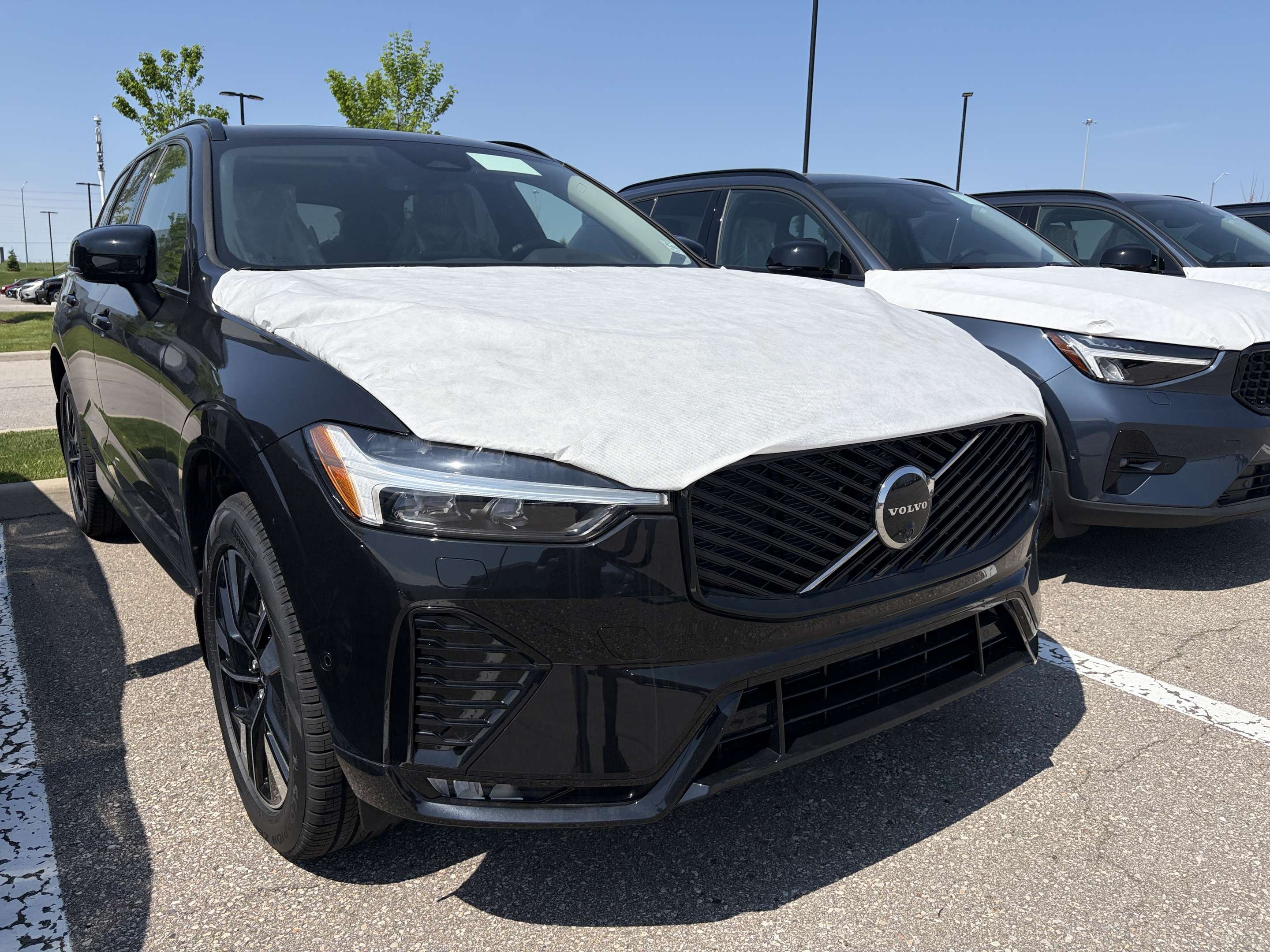 2026 Volvo XC60 B5 AWD Plus Dark Theme alt 5