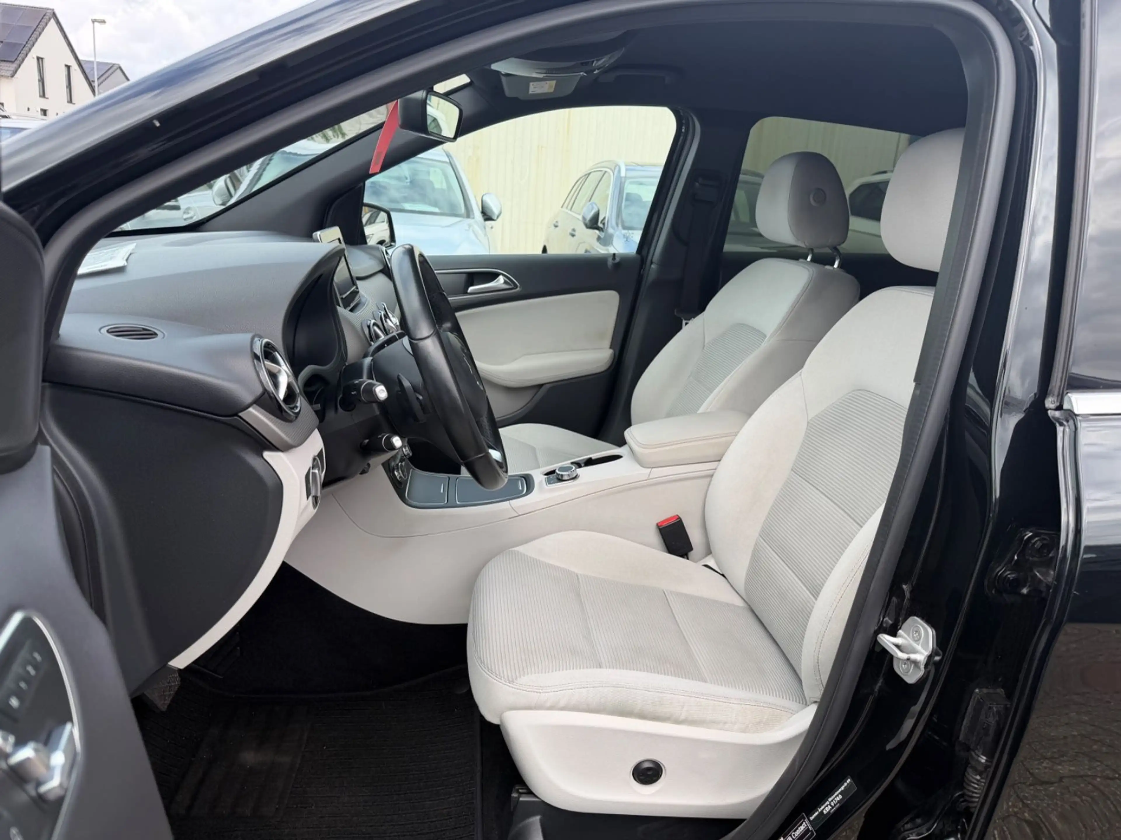 Mercedes-Benz B 220 CDI 4Matic SPORTPAK Sitzhz Navi LED PDC — photo 9