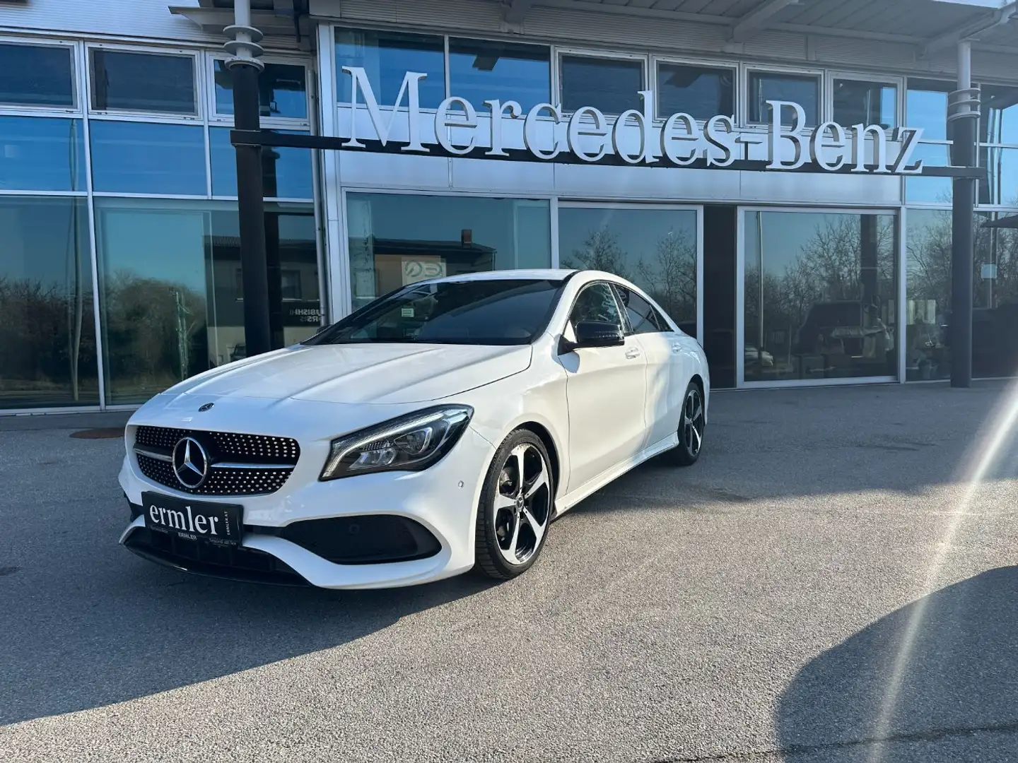 Mercedes-Benz CLA 180 Coupé AMG Line AMG LED Ambiente Navi Weiß - 2
