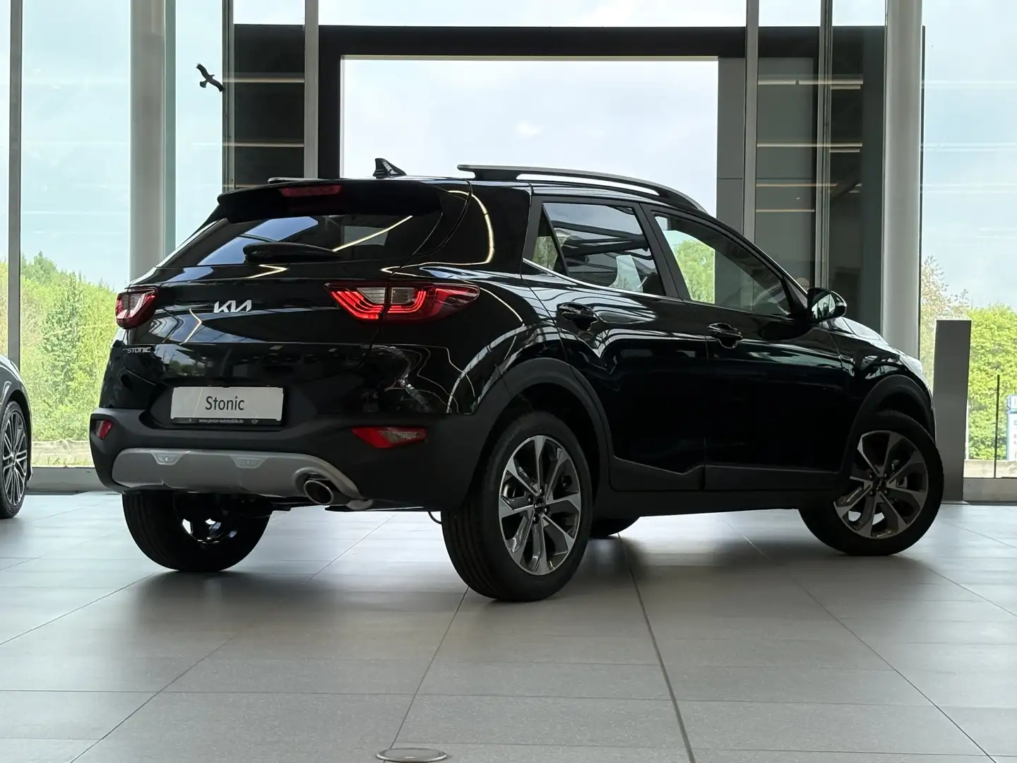 Kia Stonic 1.0 T-GDI DCT SPIRIT+NAV+KAMERA+KLIMAAUTO Schwarz - 2