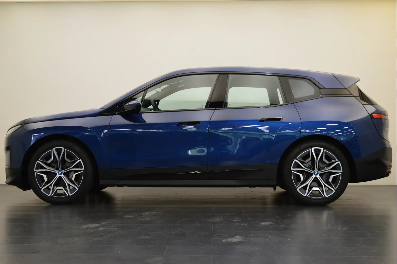 BMW iX xDrive50 High Executive / Panoramadak Sky Lounge / Modrá - 2