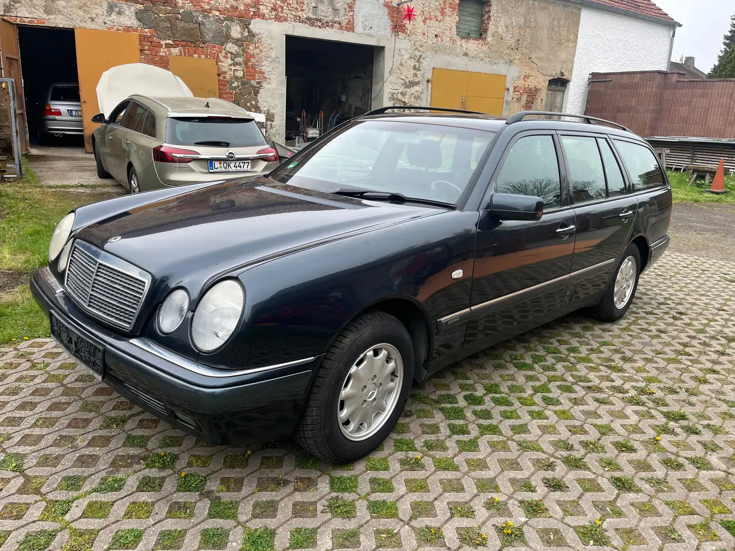 Mercedes-Benz E 240 T Elegance Negru - 1