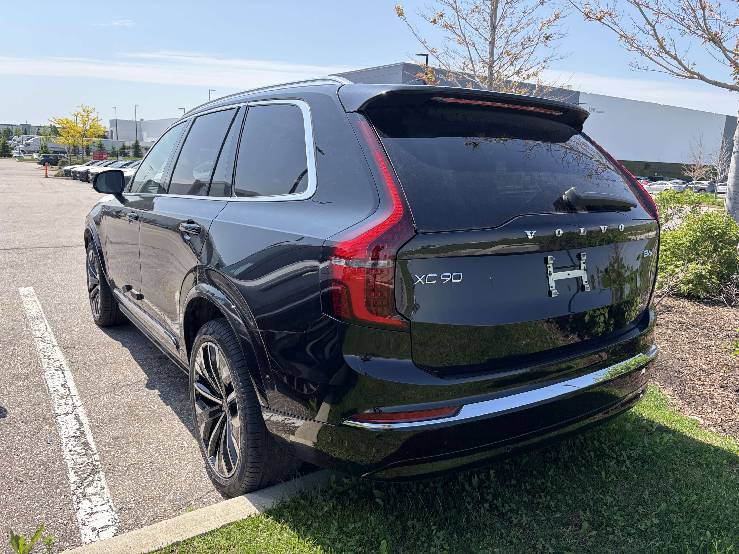 2026 Volvo XC90 B6 AWD Ultra Bright Theme 7-Seater alt 2