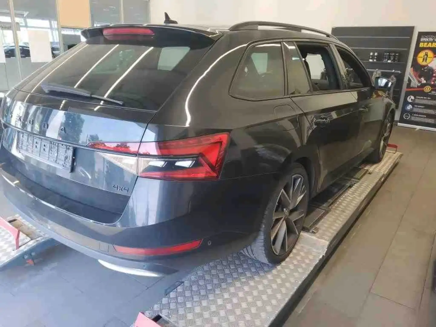 Skoda Superb Combi Sportline 4x4 2.0TDI DSG Matrix Nav Schwarz - 2
