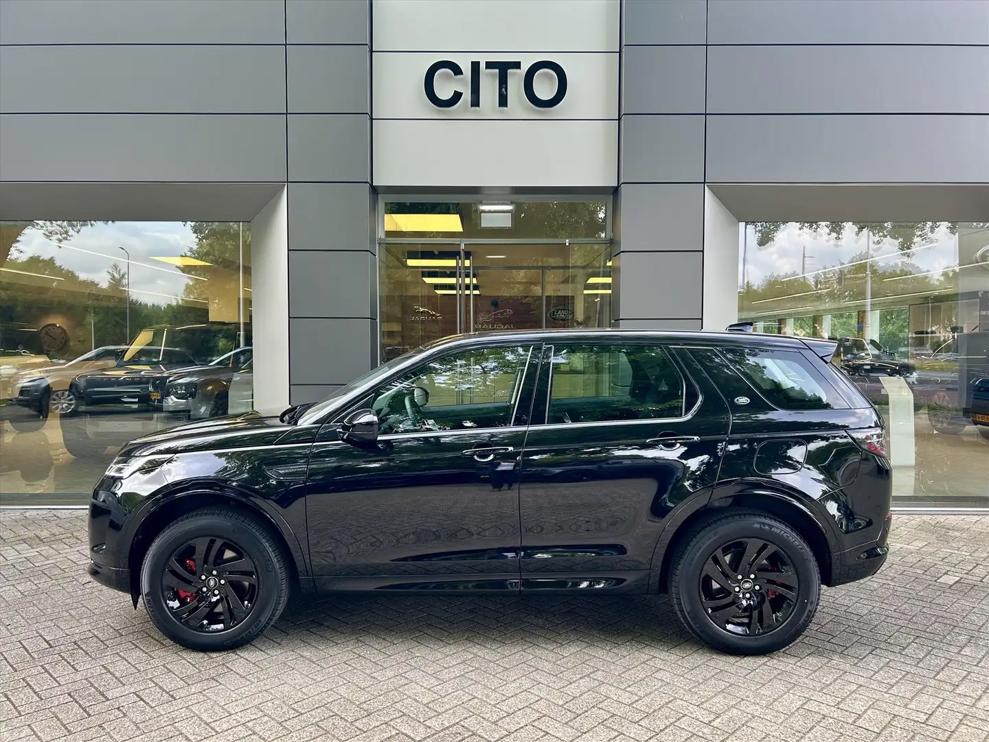 Land Rover Discovery Sport P300e PHEV S Zwart - 2
