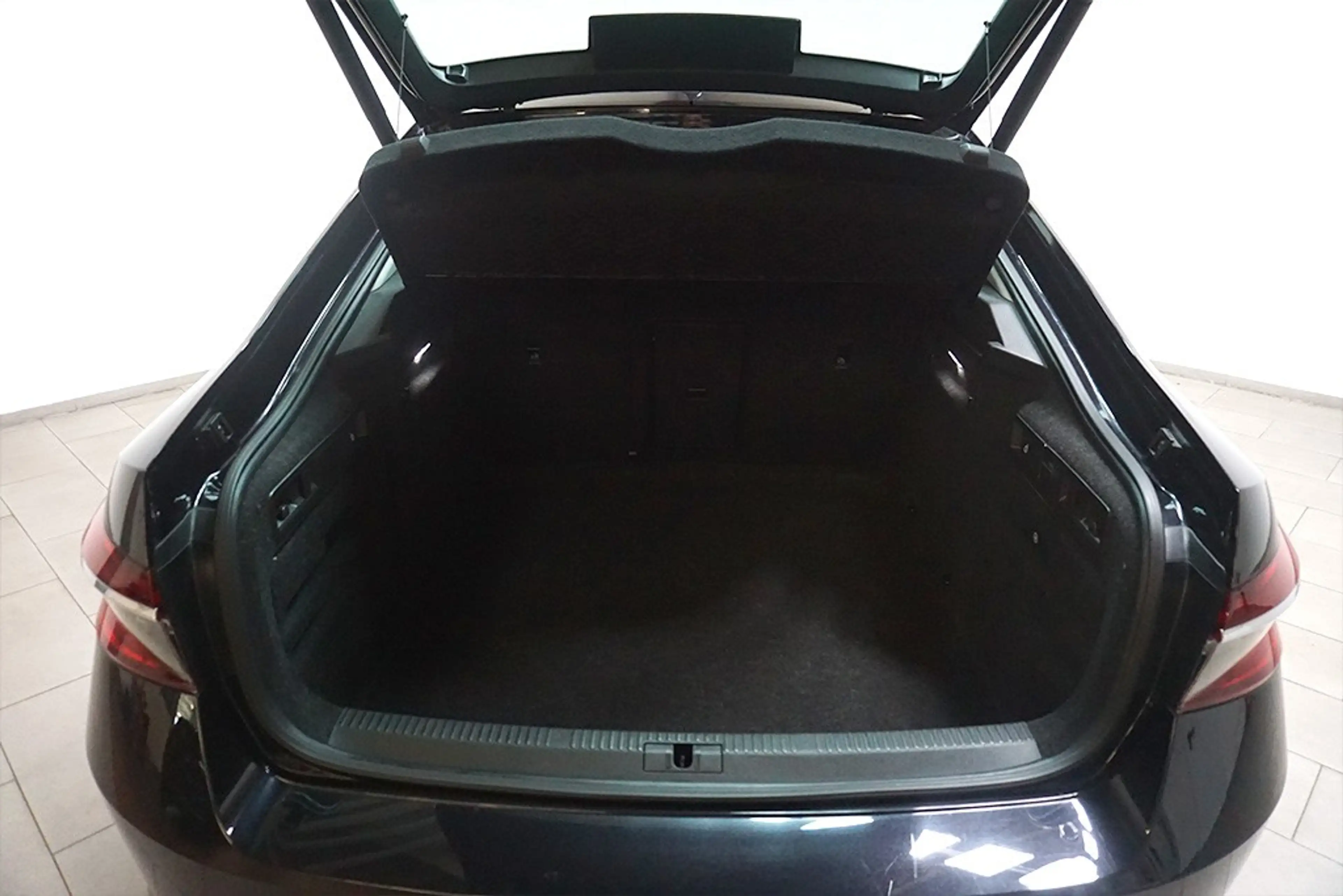 Skoda Superb 2.0TDI DSG Style Premium Edition 4x4 Sthz — photo 15