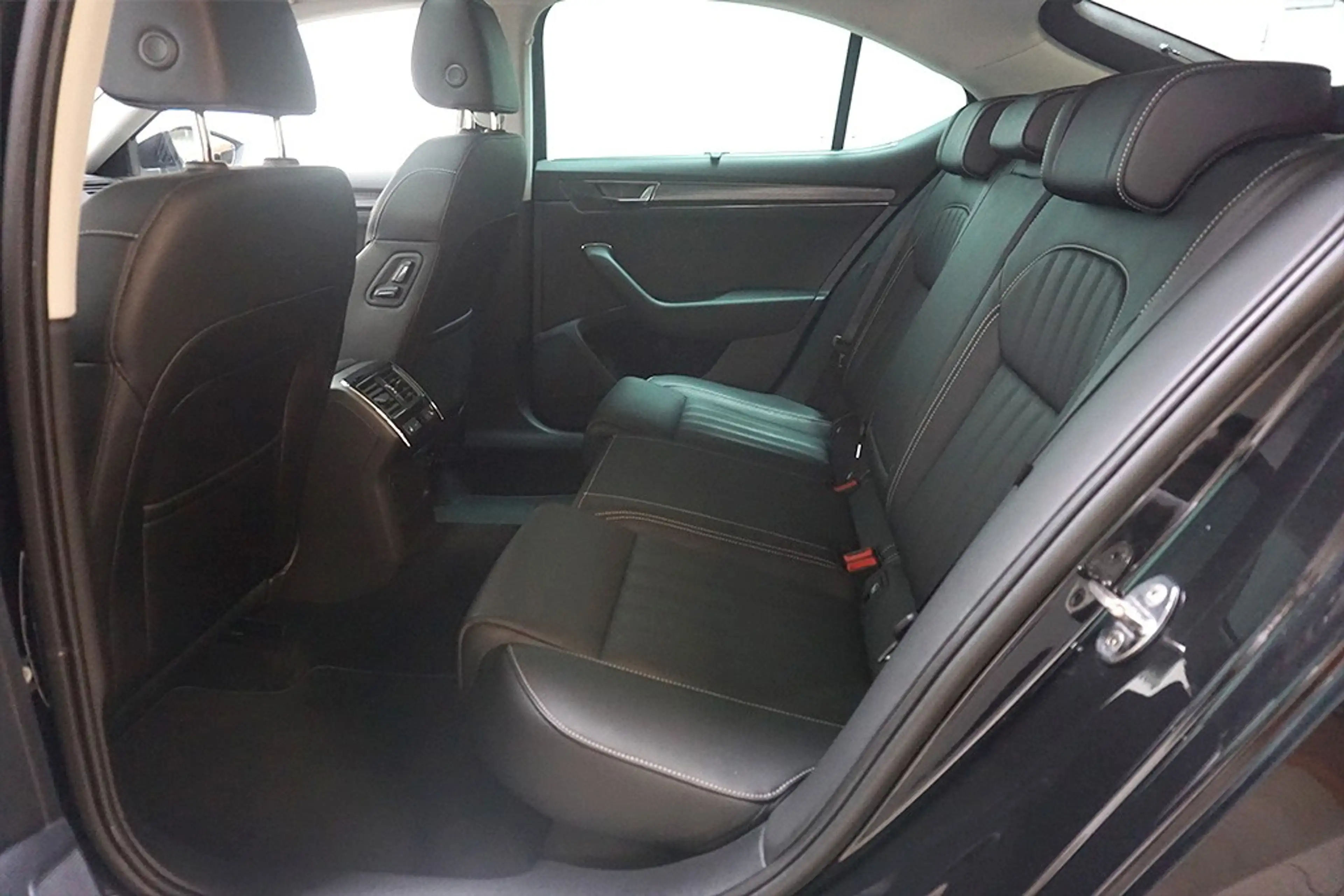 Skoda Superb 2.0TDI DSG Style Premium Edition 4x4 Sthz — photo 14